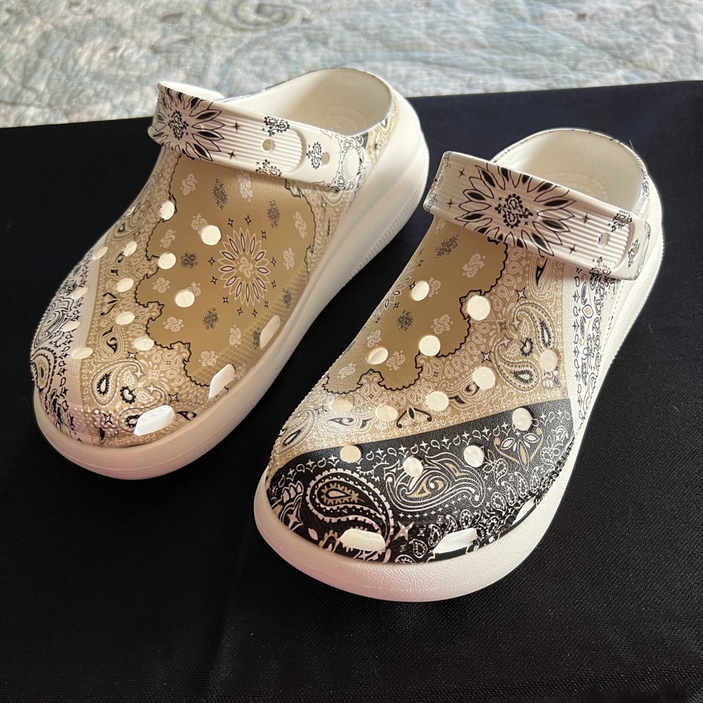 Crocs Classic Crush Bandana Chai Platform Clog, W9/M11, NWOT
